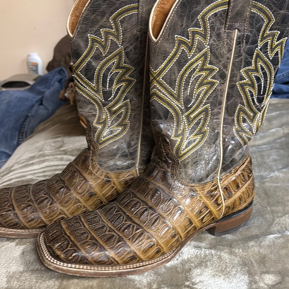 Brown and Yellow Cowboy Boots with Textured Leather and Classic Silhouette